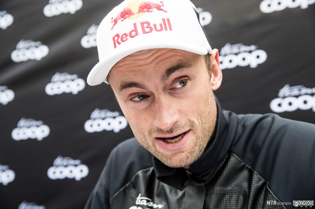 Petter Northug Jr. med caps med Red Bull-logo.