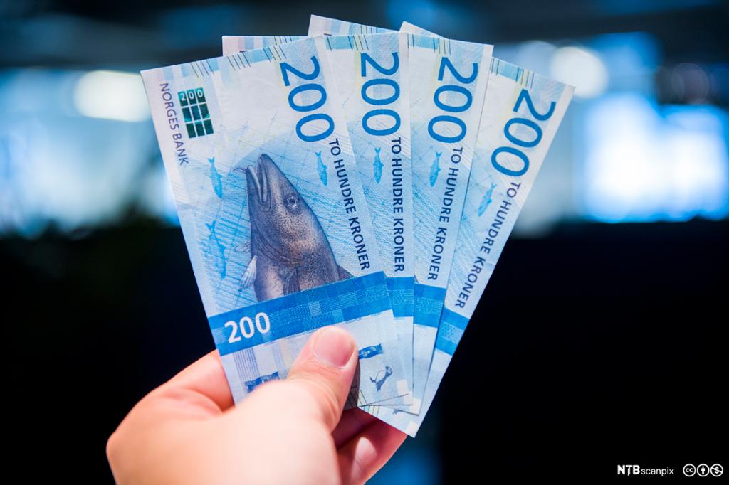 Vifte med 200-lapper. Foto.