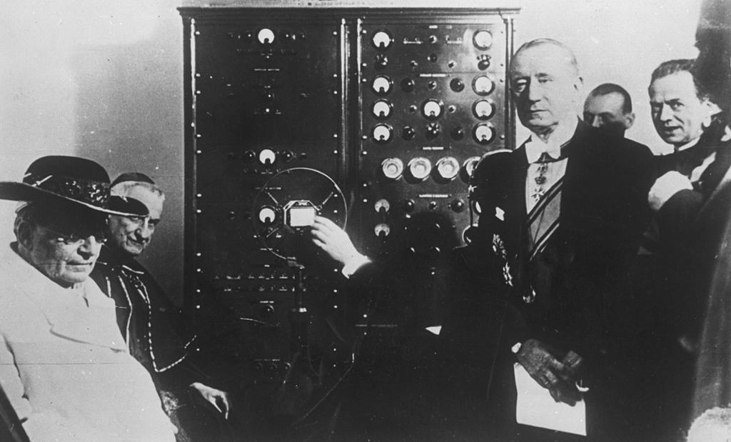 Paven og flere andre menn er samlet for å lytte til Guglielmo Marconis radiosending i 1909. Foto.