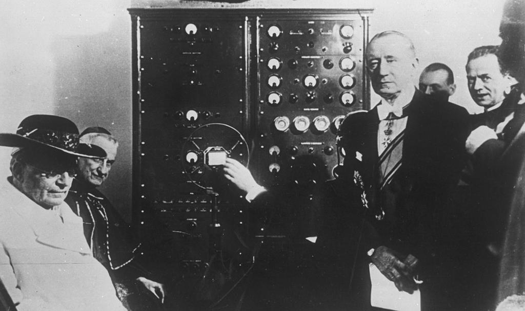 Paven og fleire andre menn er samla for å lytte til Guglielmo Marconi si radiosending i 1909. Foto.
