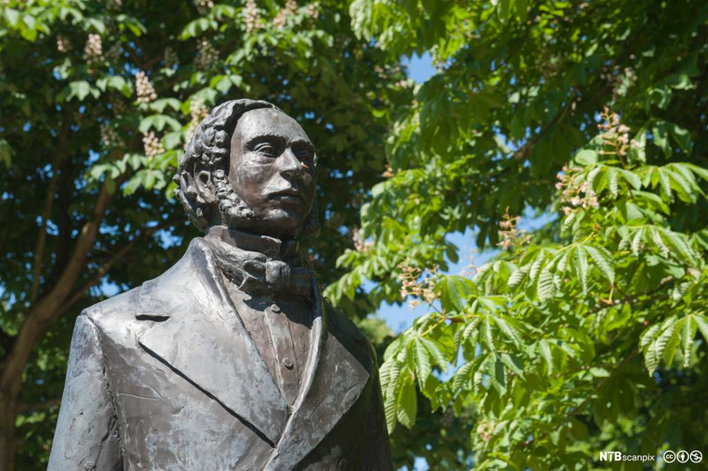 Statue av William Grove med trær i bakgrunnen. Foto