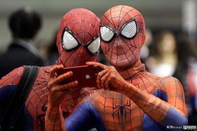 To cosplayere som har kledd seg ut som Spiderman. Foto.