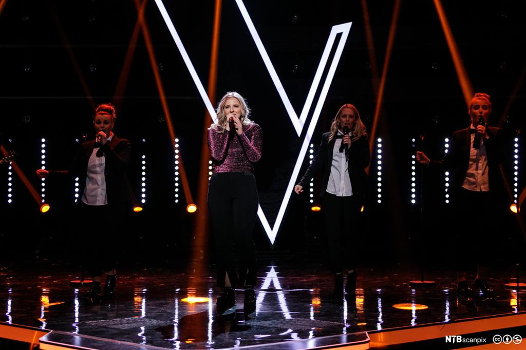 Artist på scenen i tv-programmet The voice. Foto.