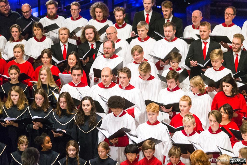 Flere kor er samlet til julekonsert i Oslo domkirke. Foto.