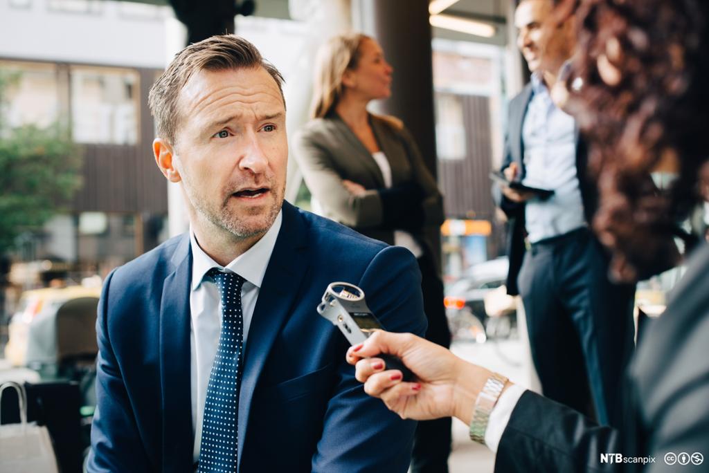 Intervju av forretningsmann på kafe. Foto.