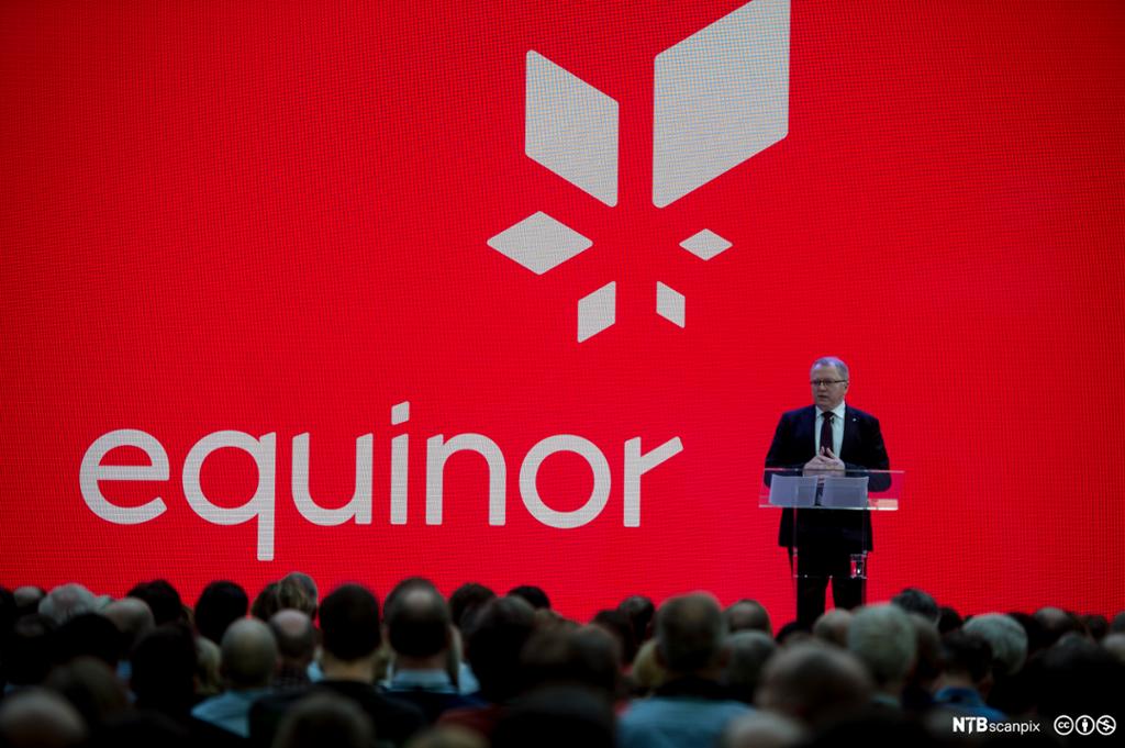 Konsernsjef Eldar Sætre på en scene for å presentere det nye navnet til Statoil, Equinor. Equinor-logoen vises på lerret i bakgrunnen Foto.