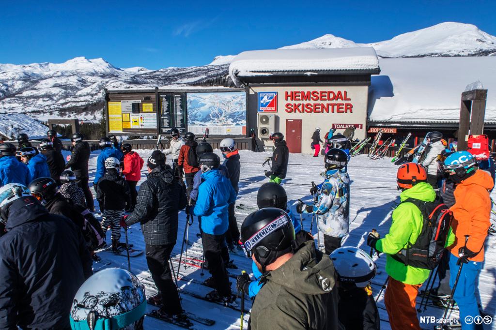 Personer står i kø ved Hollvin Express-skiheisen i Hemsedal Skisenter. Foto.