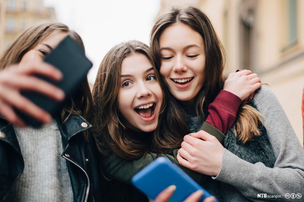 Tre venninner tar selfie sammen. Foto.