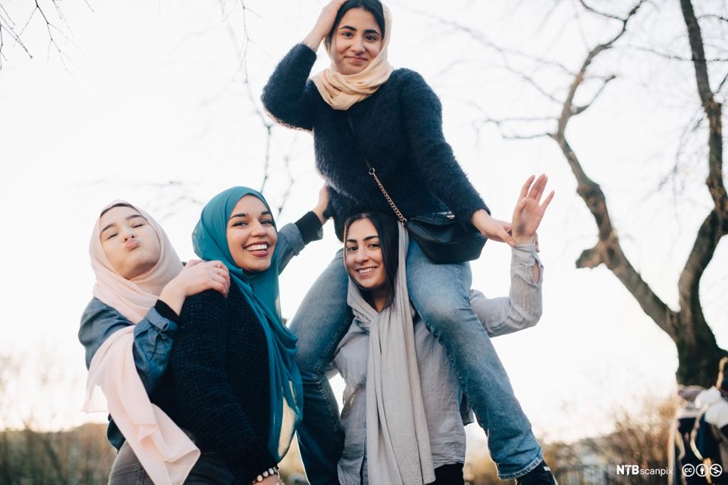 Glade hijabkledde jenter. Foto.