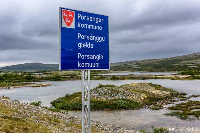 Porsanger kommune skrevet på norsk, samisk og kvensk på veiskilt. Foto.