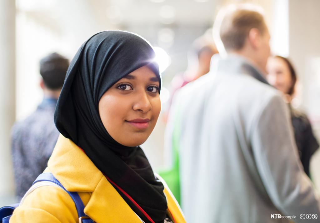Kvinne med hijab. Bilde.