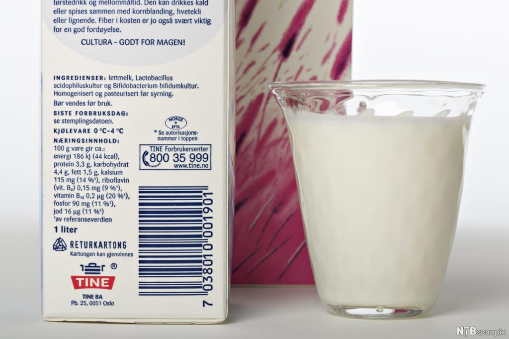 Ingrediensliste og næringsinnhold på en melkekartong. Foto.