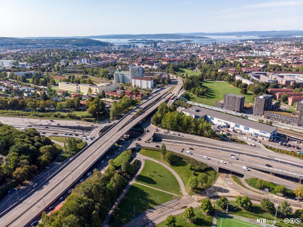 Sinsenkrysset, trafikkmaskin i tre plan med avkjørsler og rundkjøringer, og med grøntarealer og bebyggelse rundt. foto.