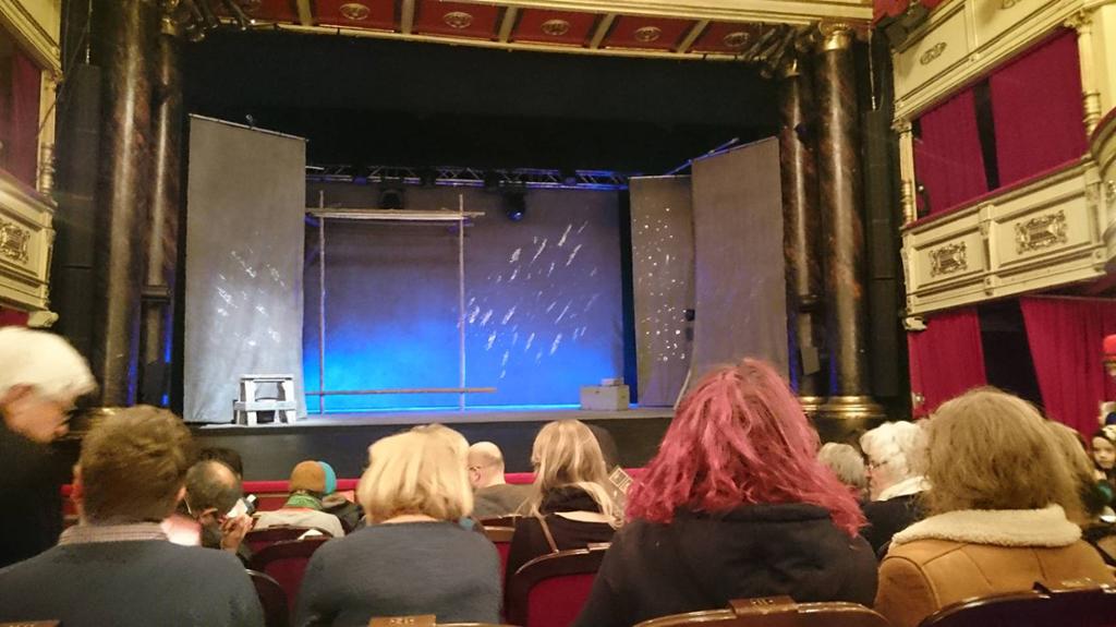 Teatere-scena. Guvvie.
