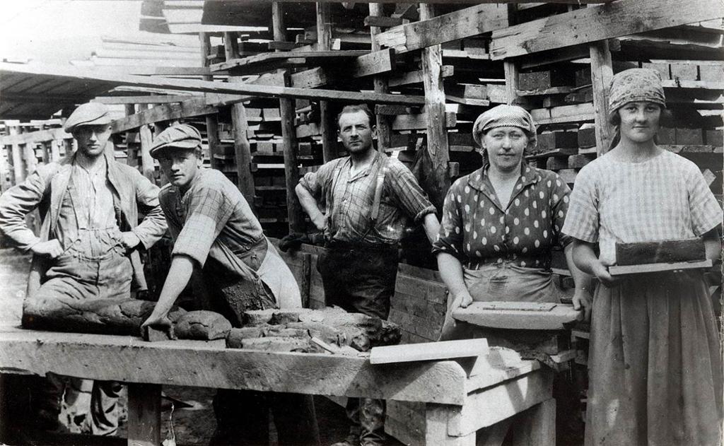 Kvinnelige og mannlige arbeidere ved et teglverk i oslo på begynnelsen av 1920-årene. Foto.