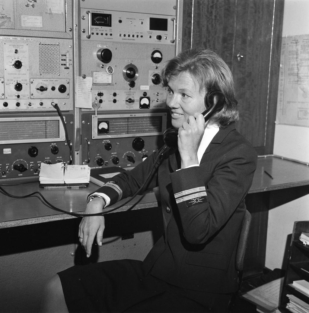 Kvinnelig telegrafist på danskefergen Holger Danske, 1973. Foto.