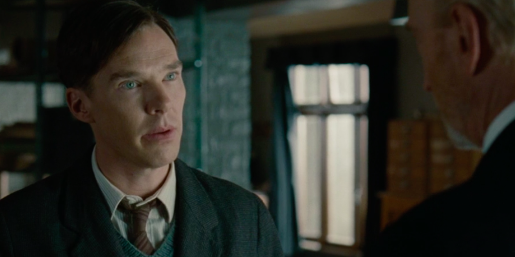 Nærbilde av skuespiller Benedict Cumberbatch i rollen som Alan Turing. Foto.