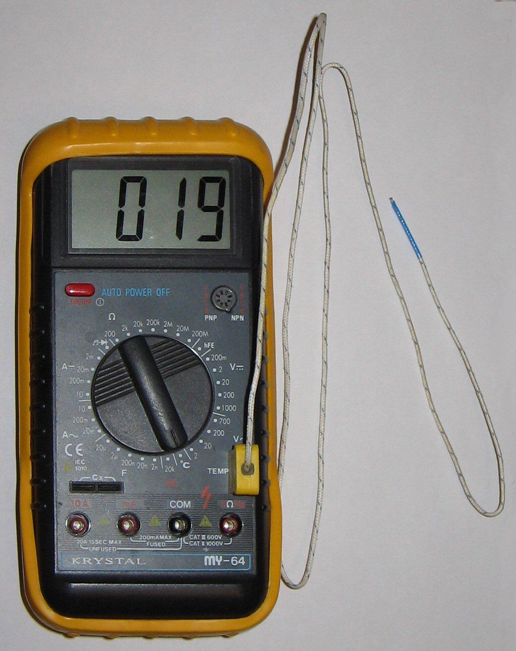 Termoelement koblet til et multimeter. Foto.