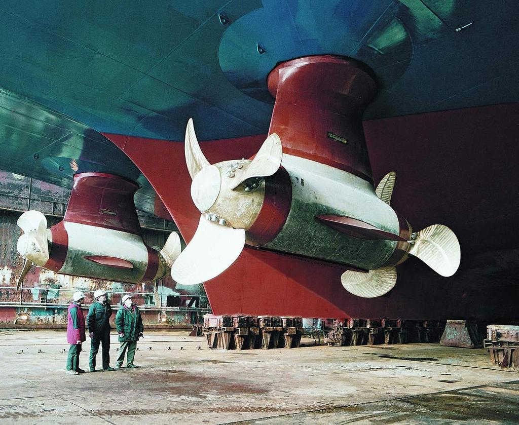 Et stort skip i tørrdokk. På undersiden av skipet er det to propeller som brukes til sideveis manøvrering. Foto.