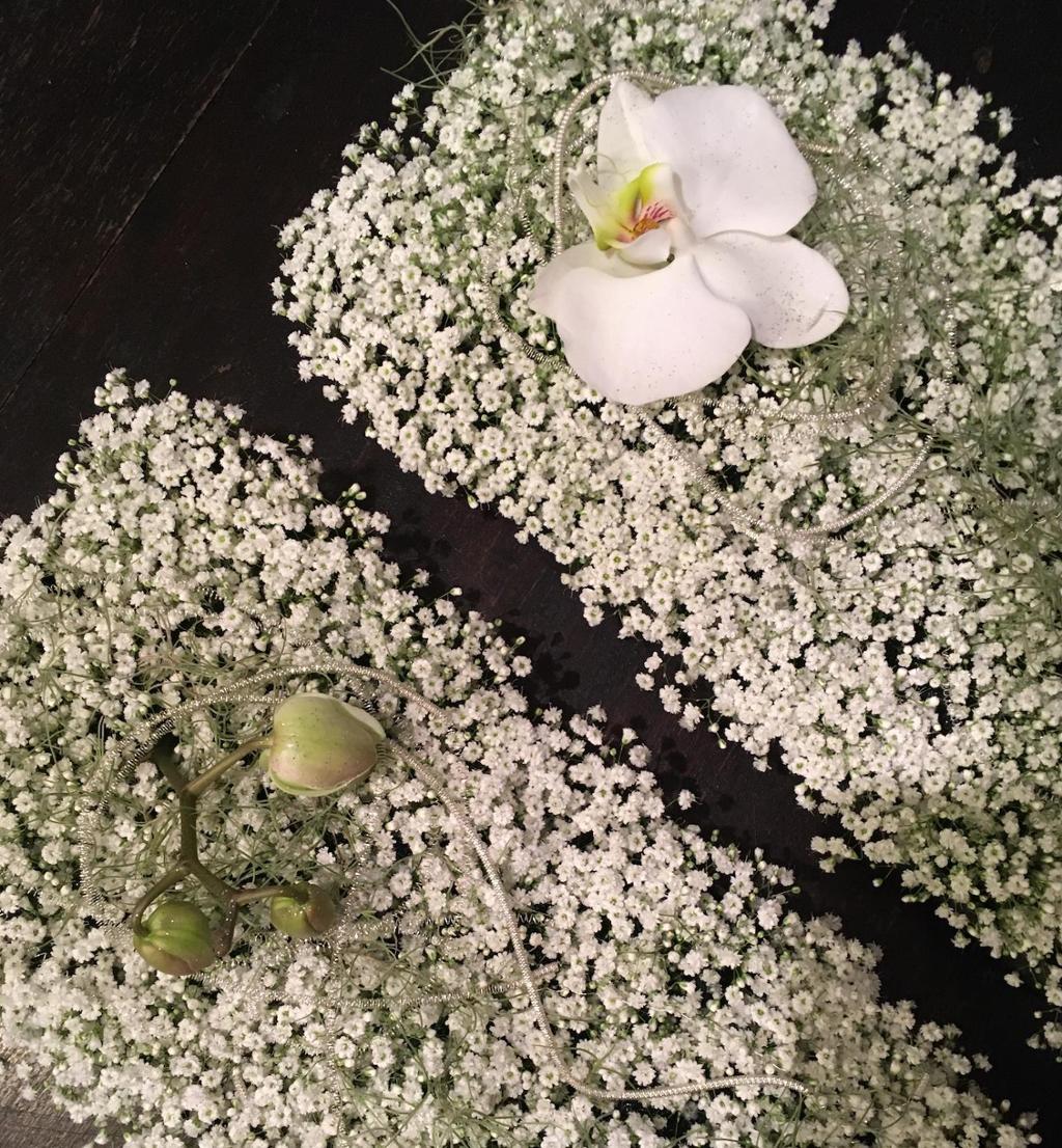 Firkantede blomsterdekorasjoner i hvitt. Foto.