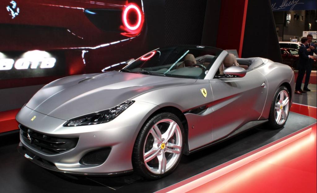 En sølvgrå bil av merket Ferrari som står utstilt. Foto.