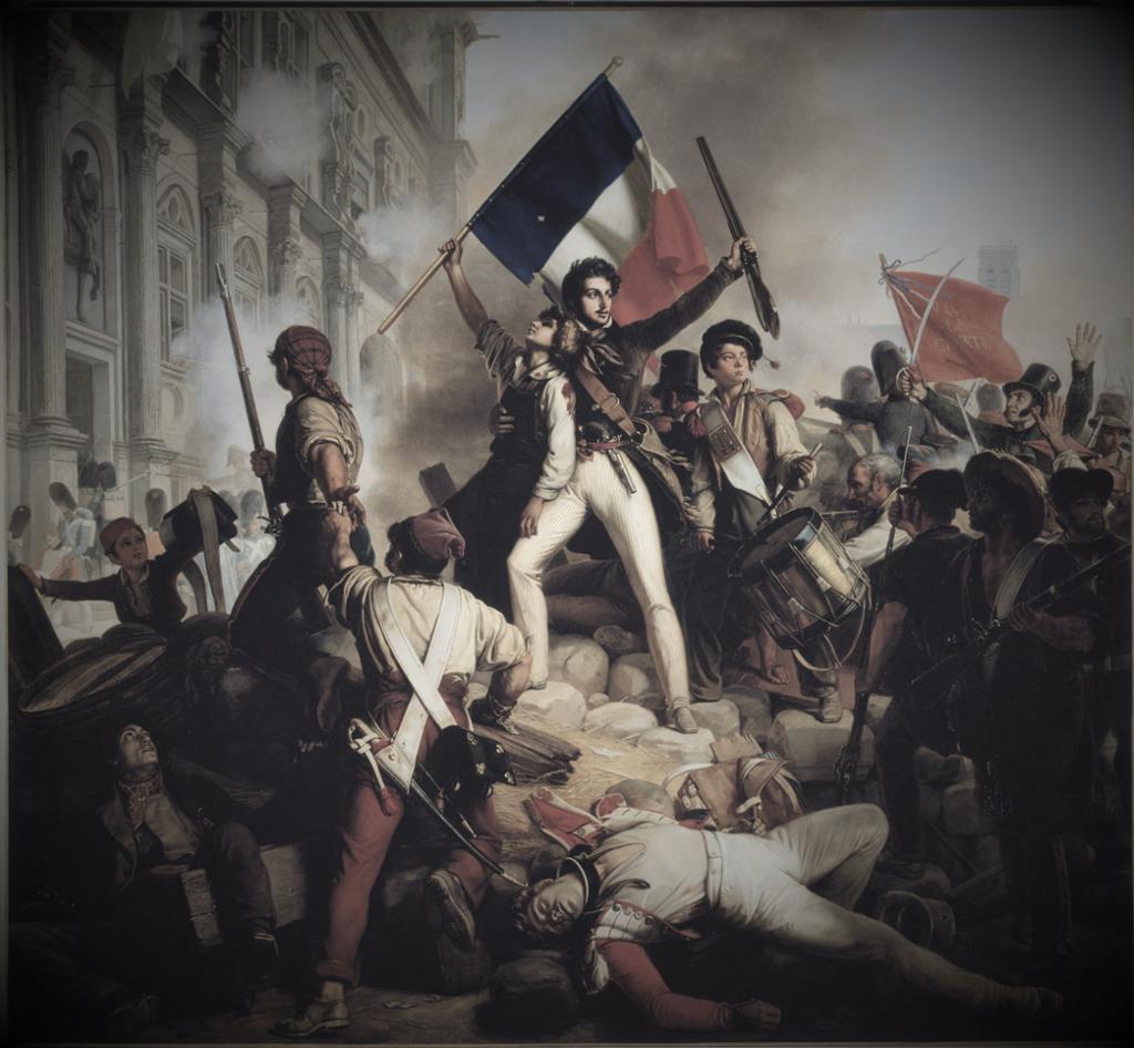 Ein revolusjonær løftar det franske flagget etter eit folkeopprør. Ein stor folkemasse der det både er falne og levande personar. Måleri.