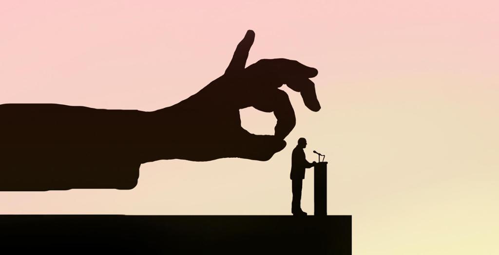 Stor hånd skal knipse en politiker som holder tale. Illustrasjon.