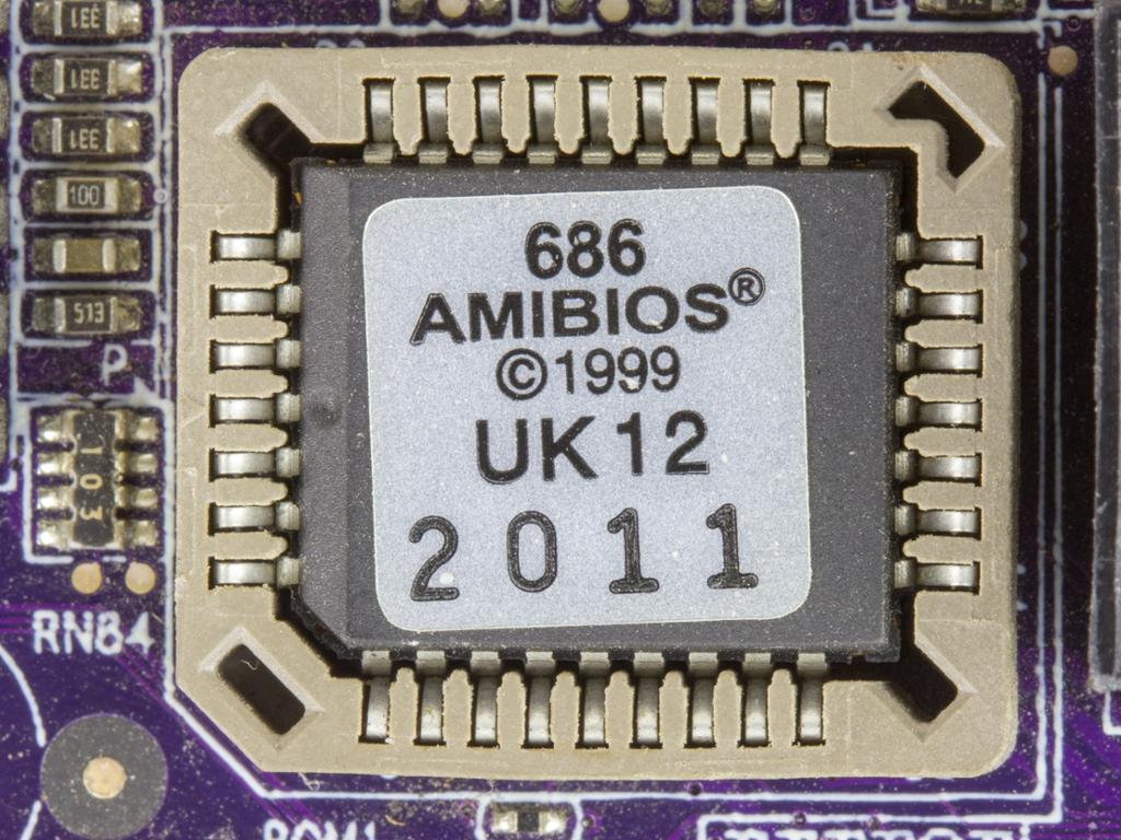 Ein integrert krets eller brikke som inneheld UEFI- eller BIOS-systemet. Foto.