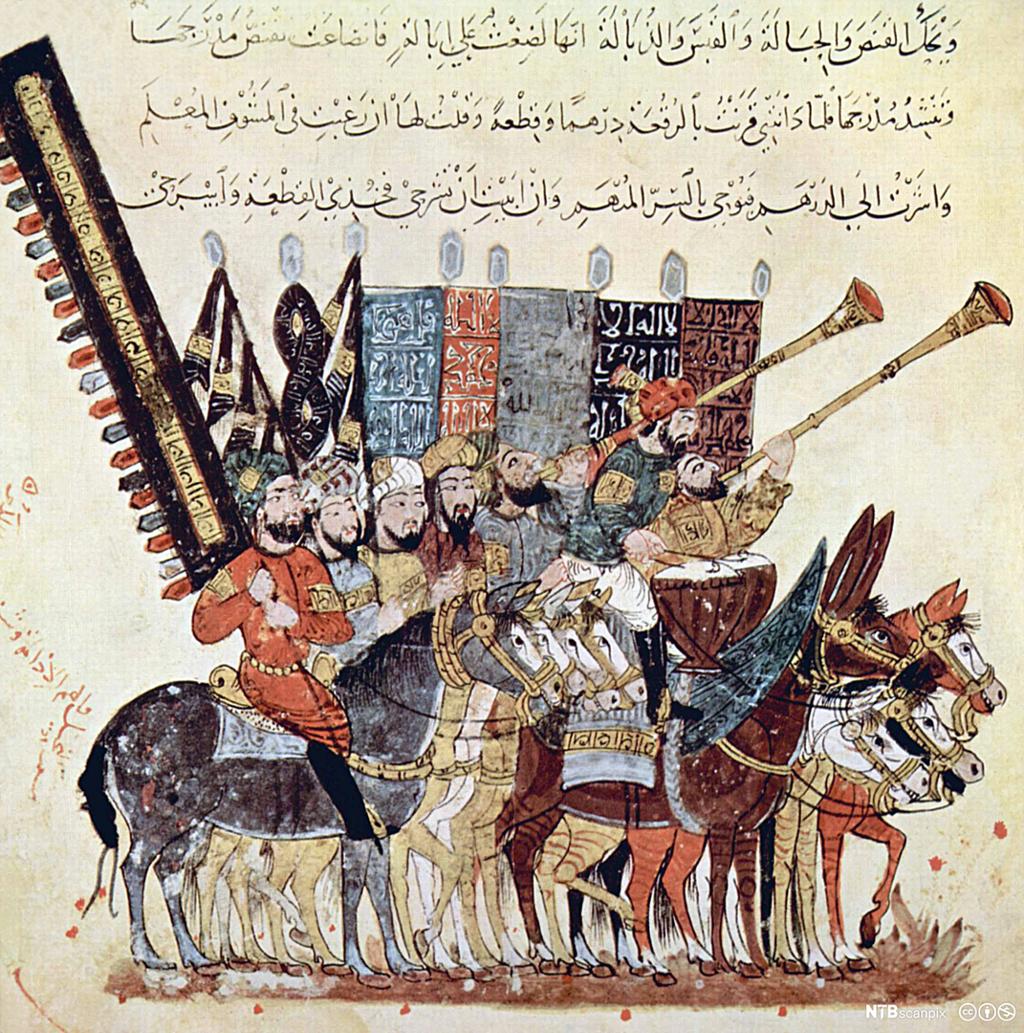 Gammel fargelagt miniatyrtegning som viser en gruppe menn på hesteryggen som blåser i basuner. Illustrasjon.