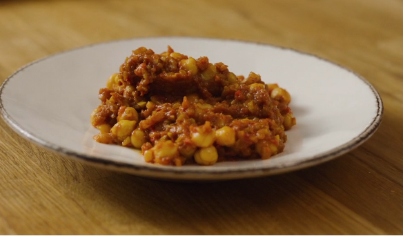 En tallerken med den indiske kikertgryta chana masala. Foto.