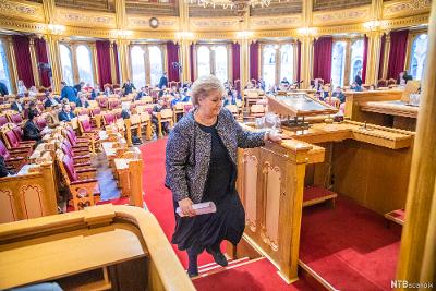 Erna Solberg på vei opp til talerstolen på Stortinget.
