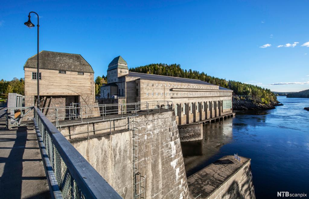 Vannkraftverk med damanlegg og demning. Foto.