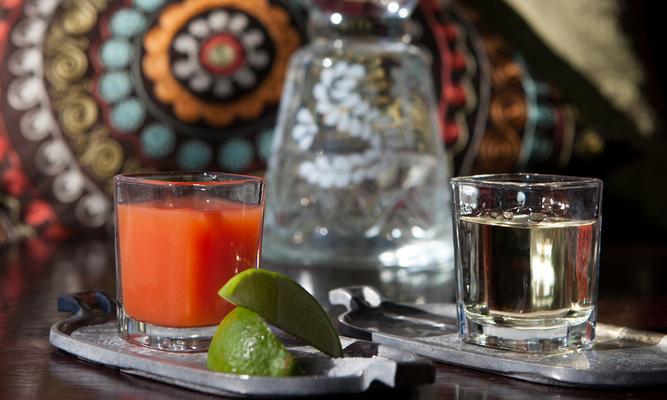 bilde av sangrita og en shot med tequila