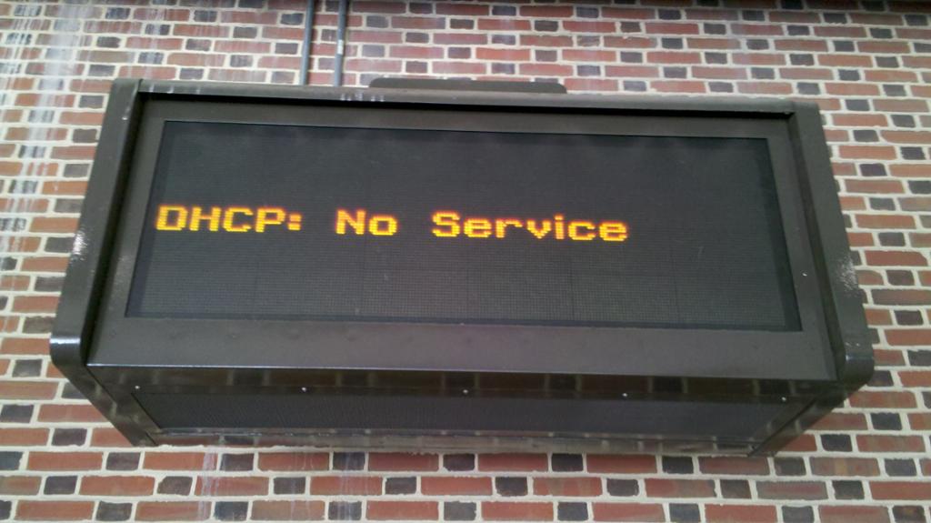 Et elektronisk skilt med teksten «DHCP: No Service» på. Foto