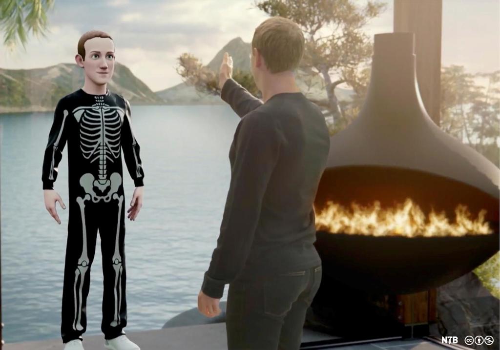 Bilde av en mann i mørk bukse og genser som snakker med en digital avatar av seg selv. Avataren har skjellettkostyme. I bakgrunnen ser vi en futuristisk peis og et naturlandskap med fjell og vann.