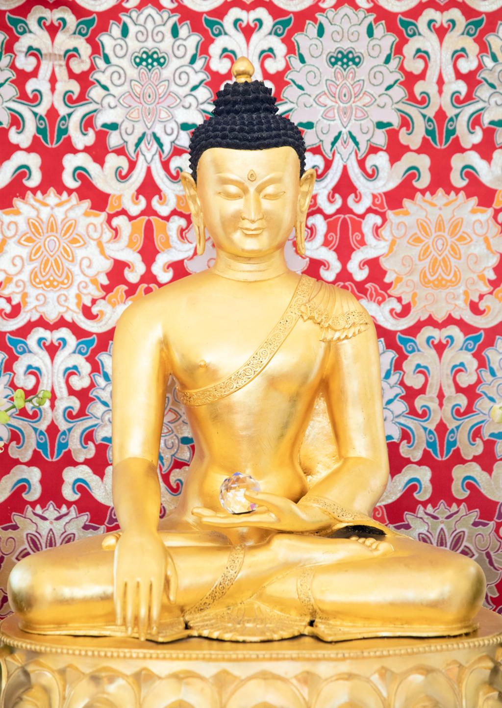 Gullfarga buddhastatue. Foto.