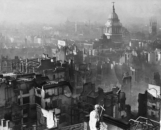 Utsikt over London etter det tyske blitz-angrepet under andre verdenskrig. Foto.