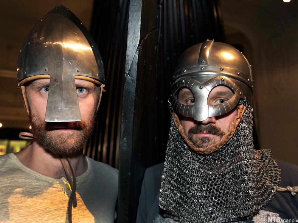 To menn utkledd som vikinger. Foto.
