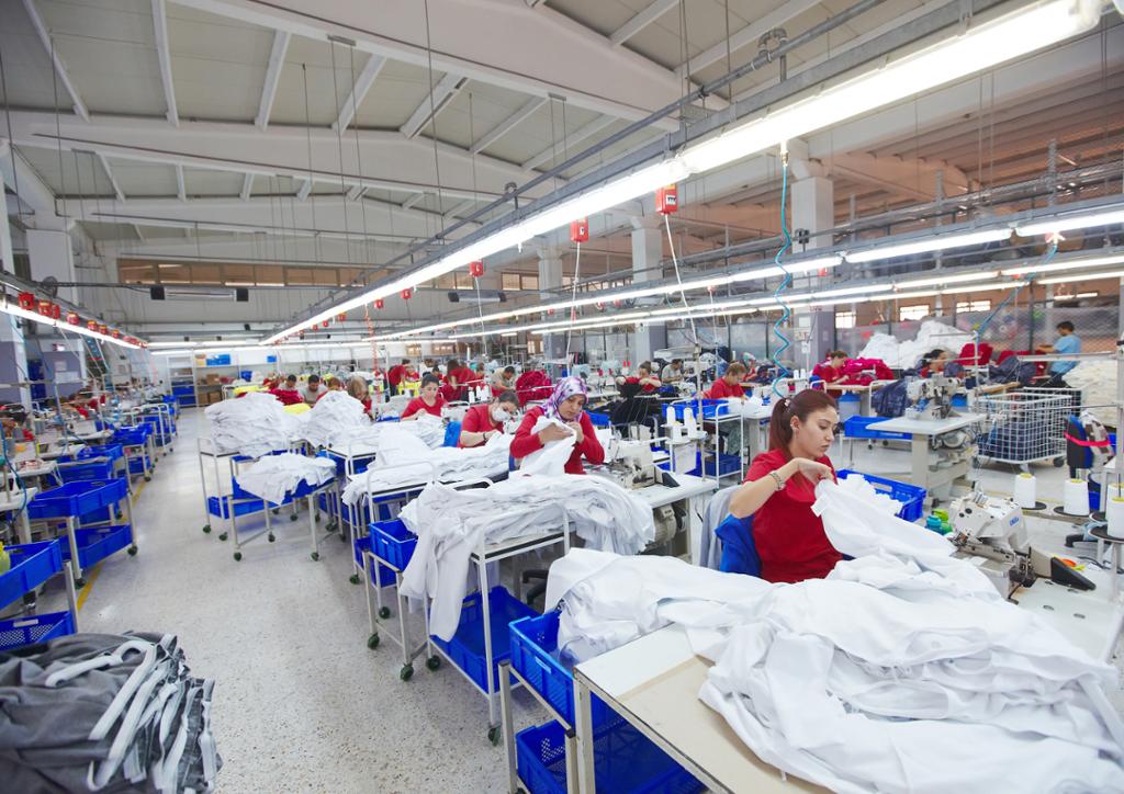 Kvinner syr klær på en tekstilfabrikk. Foto.
