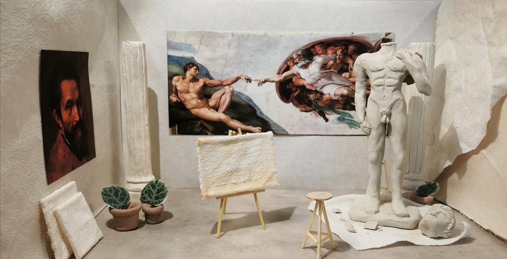 Modell av et rom med staffeli, skulpturer og veggmalerier. Foto.