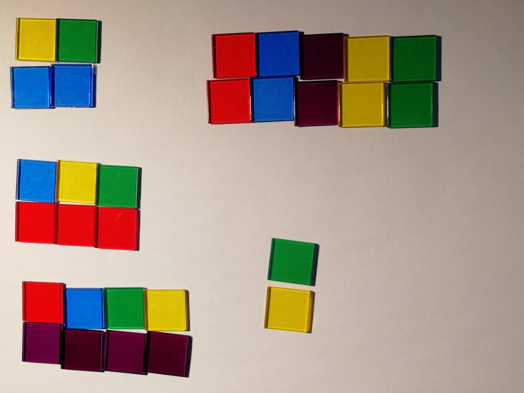 Vi har på bildet 30 tellegrupper i fem ulike farger, gruppert i grupper på henholdsvis fem, fire, tre, to og ett par. I gruppa med fem par har alle parene to like tellebrikker, mens i de andre er det kun grupper med to ulike tellebrikker der ingen inneholder den samme fargekombinasjonen. Foto.
