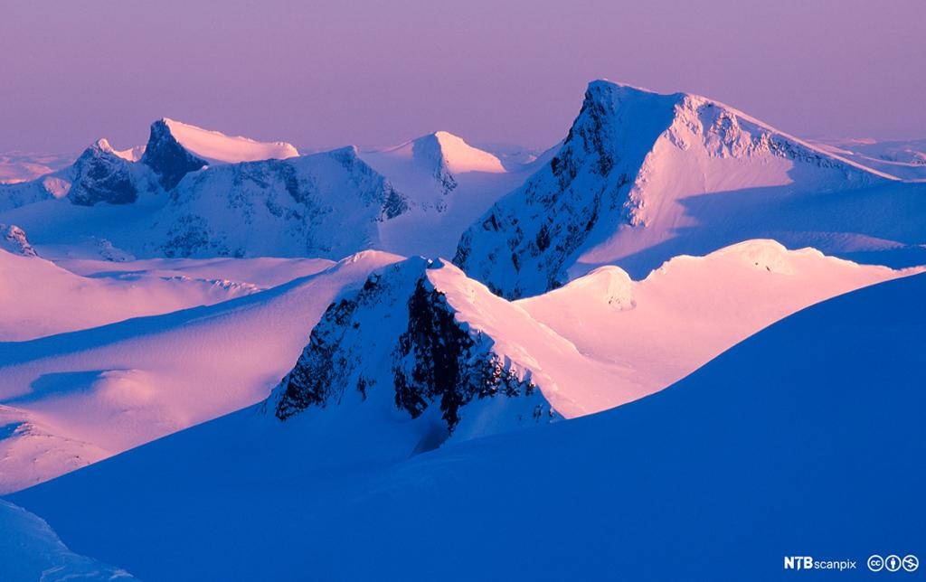 Snødekte fjell. Foto.