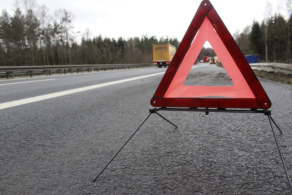 Varseltrekant på asfalt. foto.