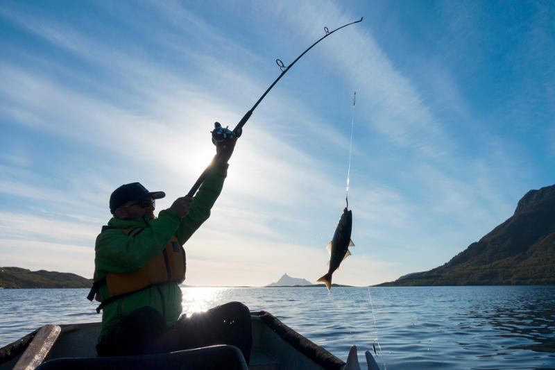 KVINA 20170602. Fisking i solnedgang på Helgelandskysten. Mann fisker. MODELLKLARERT Foto: Gorm Kallestad / NTB