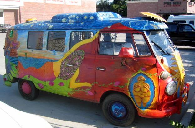 En VW Kombi-buss fra 1967 dekorert med fargerik håndmaling. Foto.