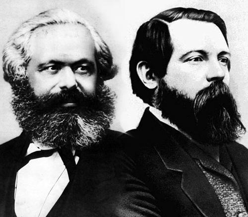 Fotomontasje i svartkvitt. Portrett av Marx og Engels. Begge har skjegg og mørke dressjakker. Marx er meir grå i hår og skjegg.