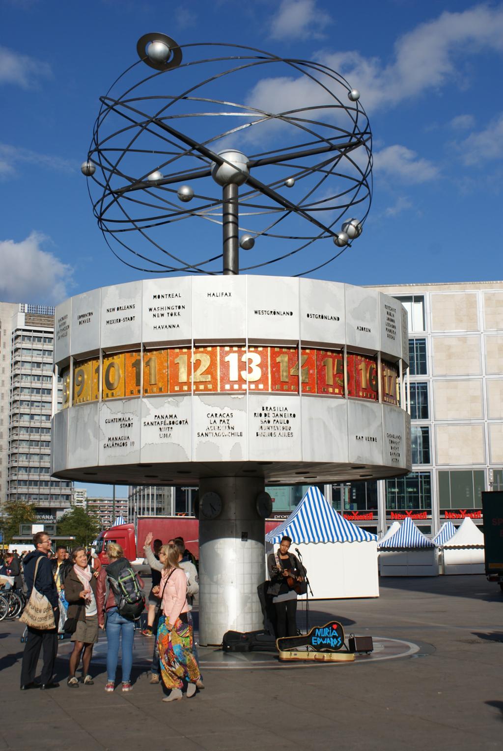 Bilde av Alexanderplatz i Berlin med den berømte klokka. Foto.