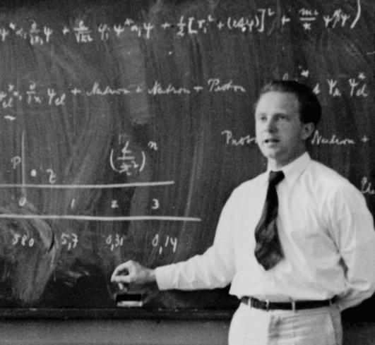 Den tyske kvantefysikeren Werner Heisenberg fikk Nobelprisen i fysikk i 1932. Her foreleser han for studenter i 1936.