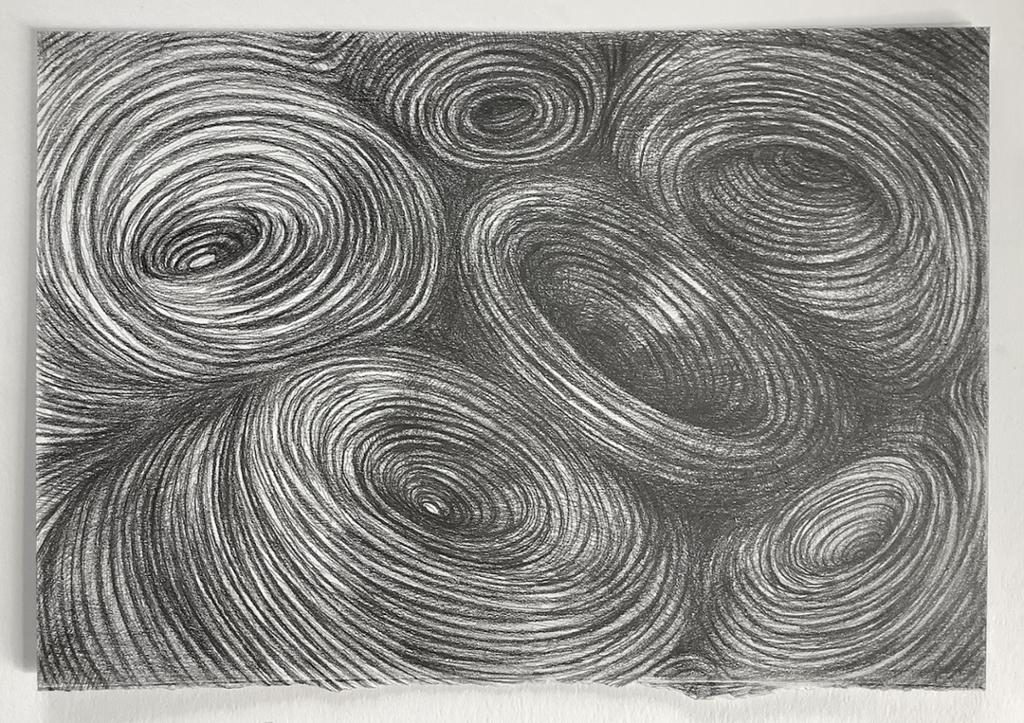 Flere spiraler er tegnet med blyant. Bruk av ulike gråtoner skaper dybdevirkning. Illustrasjon.