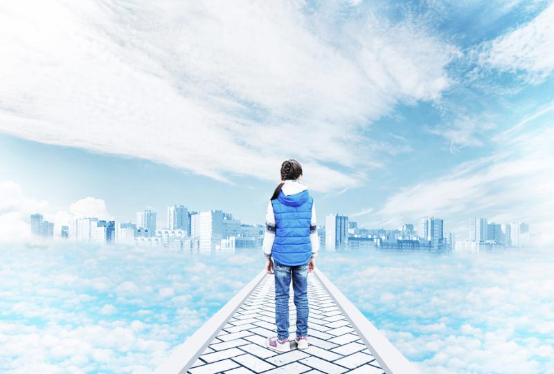 Jente står på ein veg med ryggen til og ser utover ein by som er omgitt av skyer. Illustrasjon.